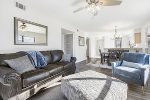 Smart TV, fireplace - 2-bedroom, 2-bathroom in the heart of Branson, MO. Walk-in Unit.




 (Branson)
