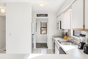 Fridge, microwave, oven, stovetop - 2-bedroom, 2-bathroom in the heart of Branson, MO. Walk-in Unit.
(Branson)