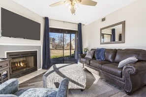 Smart TV, fireplace - 2-bedroom, 2-bathroom in the heart of Branson, MO. Walk-in Unit.
(Branson)