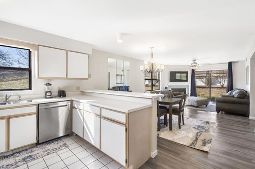 2-bedroom, 2-bathroom in the heart of Branson, MO. Walk-in Unit.