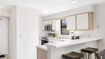 Een koelkast, een magnetron, een oven, een kookplaat