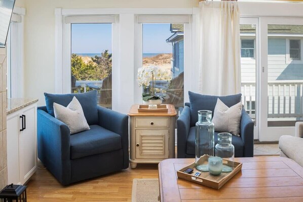 テレビ、DVD プレーヤー、ステレオ、書斎 / ワークスペース