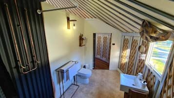 Shower, rainfall showerhead, free toiletries, towels