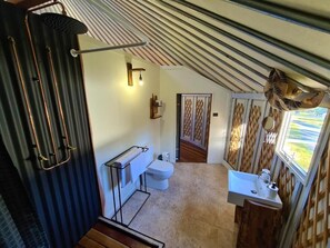 Shower, rainfall showerhead, free toiletries, towels