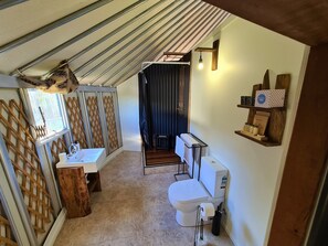 Shower, rainfall showerhead, free toiletries, towels - NOOSA ECO RETREAT (Pomona)