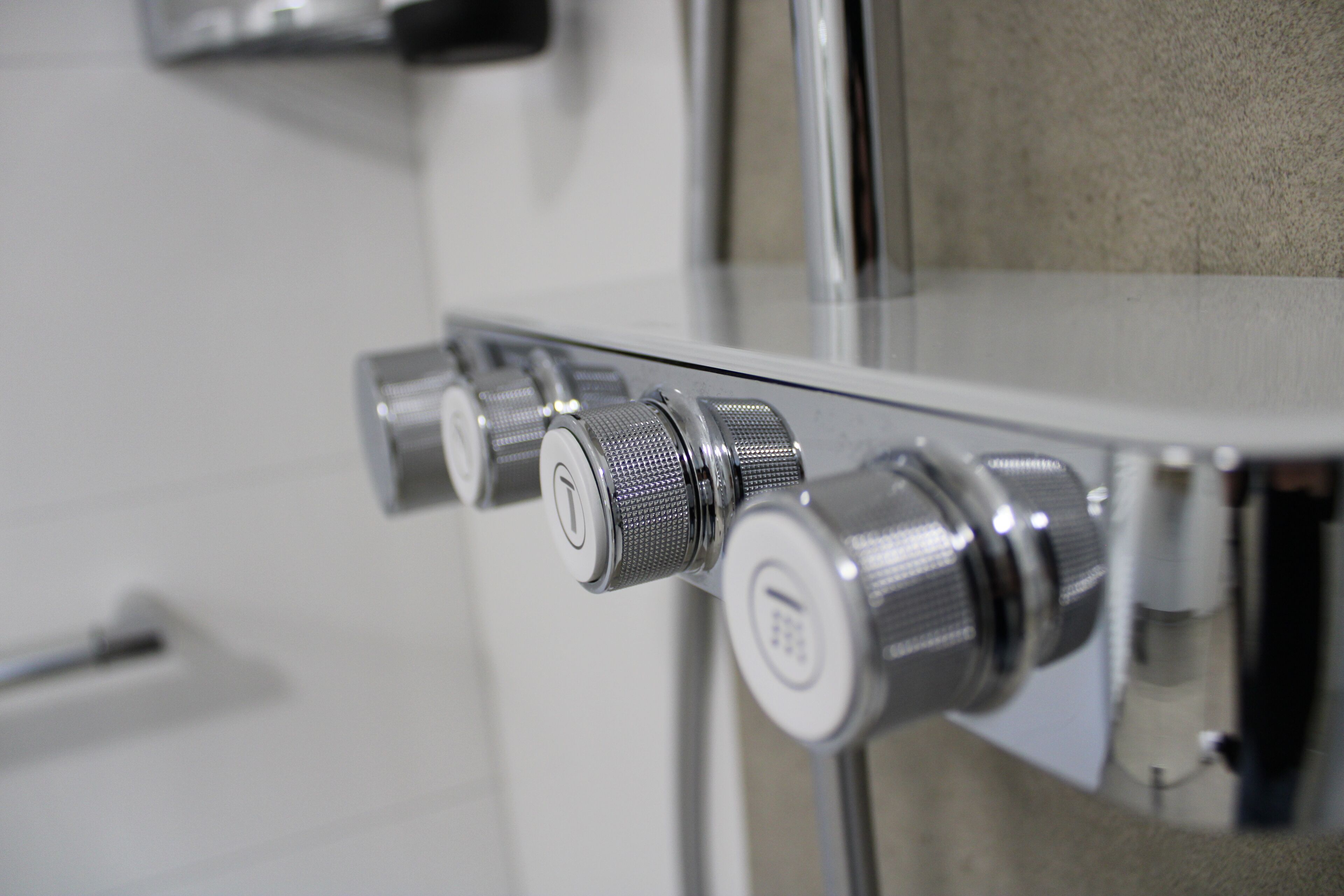 Un baño con un panel de control de ducha moderno.