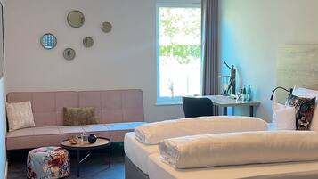 Kolmen hengen superior-huone, näköala puutarhaan | Allergiatestatut vuodevaatteet, untuvapeitot, yksilöllisesti sisustettu