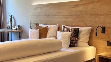 Kolmen hengen superior-huone, näköala puutarhaan | Allergiatestatut vuodevaatteet, untuvapeitot, yksilöllisesti sisustettu