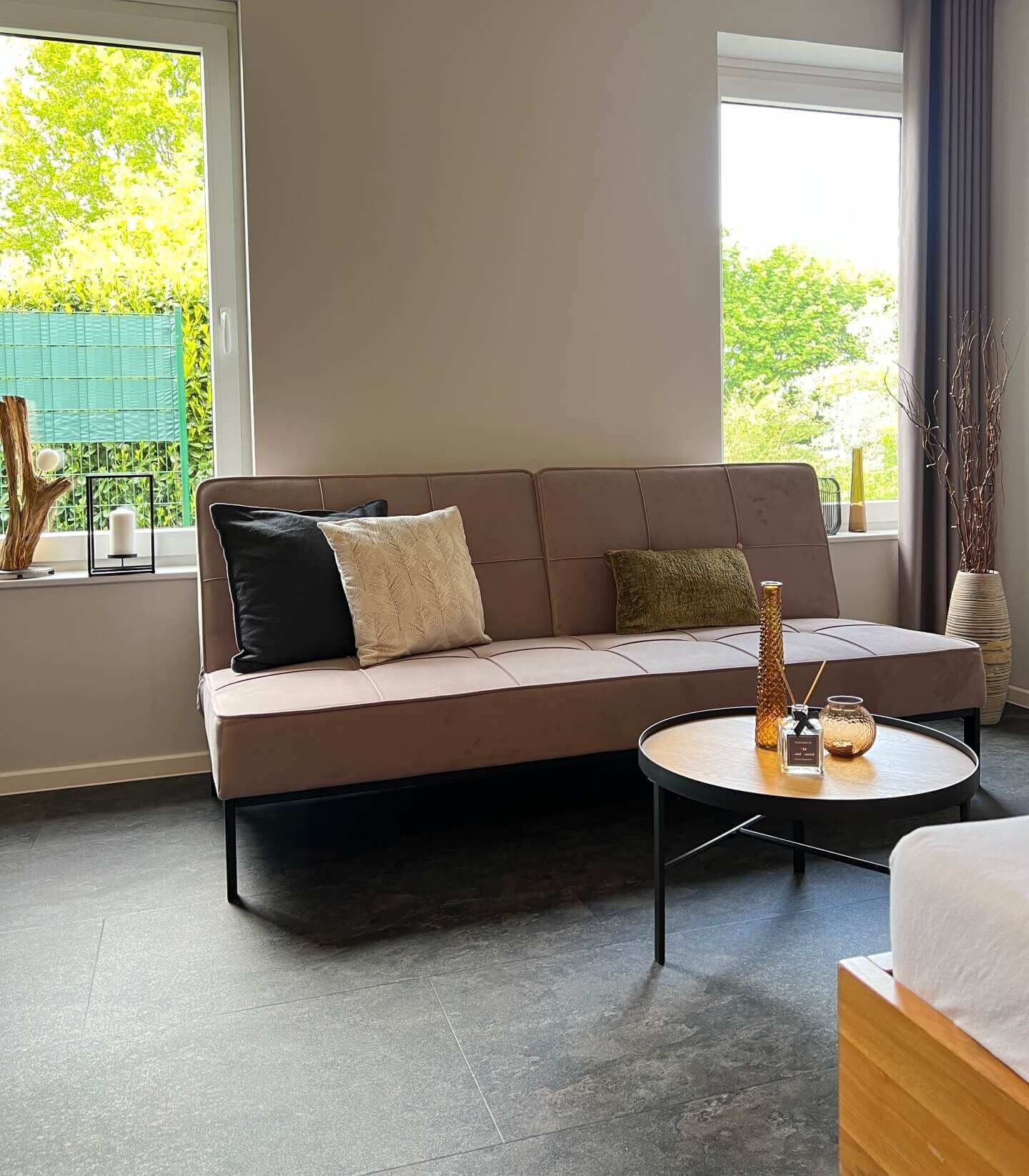 Senior-Dreibettzimmer, 1 King-Bett und Schlafsofa, barrierefrei, Gartenblick | Allergikerbettwaren, Daunenbettdecken, individuell dekoriert