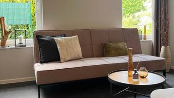 Senior-Dreibettzimmer, 1 King-Bett und Schlafsofa, barrierefrei, Gartenblick | Allergikerbettwaren, Daunenbettdecken, individuell dekoriert