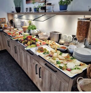 Se ofrece un desayuno bufé (14 EUR por persona)