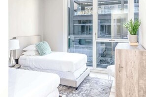 6 bedrooms, desk, iron/ironing board, travel cot