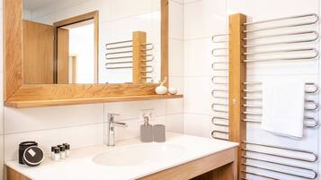 Douche, sĂšche-cheveux, serviettes fournies, papier toilette