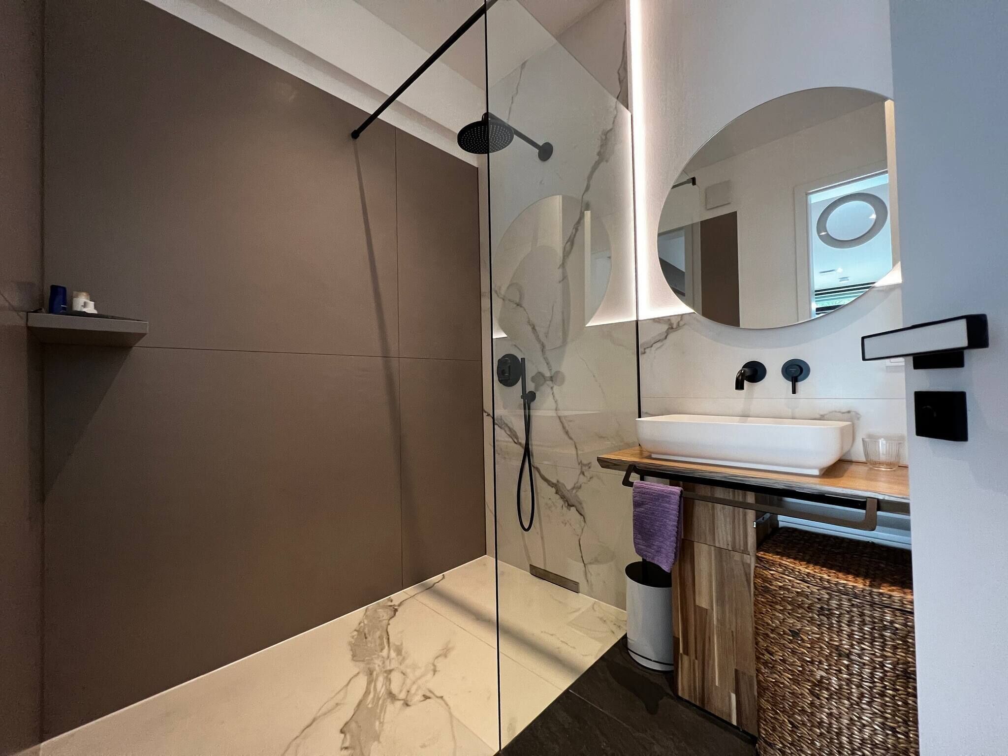 Dusche, kostenlose Toilettenartikel, Haartrockner, Handtücher
