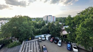 A parking area with several cars, surrounded by trees and buildings. - Cozy studio in charming Wrocław with WiFi access (Wrocław)