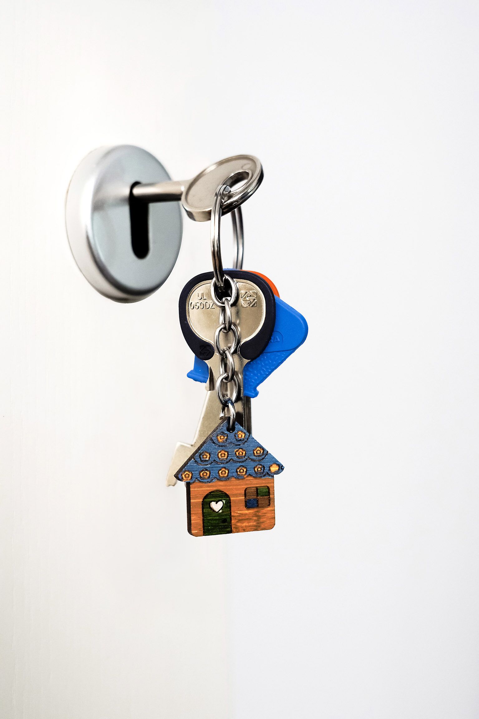 Un llavero con un colgante con forma de casa.