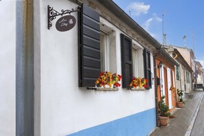 Front of property - Lillac Cottage  (Ancona)
