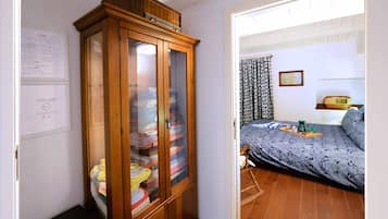 Habitación triple exclusiva | Edredón, insonorización, wifi gratis y ropa de cama