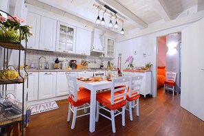 Desayuno continental diario (EUR 6 por persona)