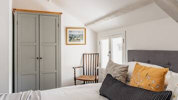 2 bedrooms, iron/ironing board, travel crib, free WiFi