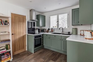 Fridge, microwave, oven, stovetop - Pickle Pot Loft- 2 bedroom apartment in Hawkshead (Hawkshead)
