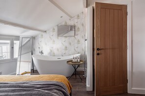2 bedrooms, iron/ironing board, travel cot, free WiFi - Pickle Pot Loft- 2 bedroom apartment in Hawkshead (Hawkshead)