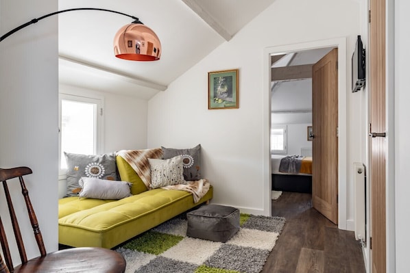 2 chambres, fer et planche à repasser, lit de bébé portatif