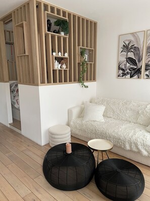 Living area - Appartement Lumineux, Dernière Étage, Traversant Avec Deux Balcons (Paris)