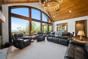 Smart TV, fireplace, music library, video library - Firefly Springs at Eagles Nest - 2024 Luxury with 6 king suites, hot tub, views, pets (Banner Elk)
