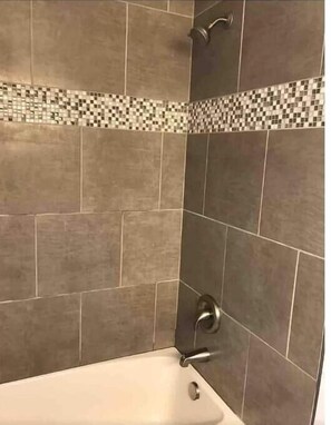 Secadora de cabello, toallas, papel de baño 