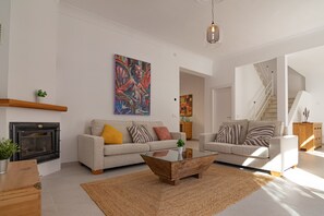 TV, lareira, mesa de pingue-pongue