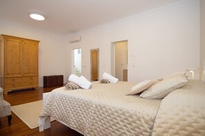 4 bedrooms, iron/ironing board, free WiFi, bed sheets