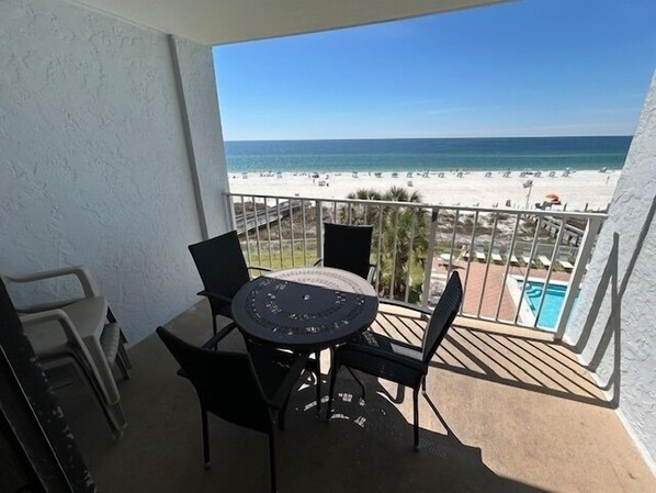Outdoor dining - SUNSWEPT 403 2/2 Steps from the Sand - Book Today! (Orange Beach)