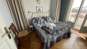 1 habitación, tabla de planchar con plancha, internet y ropa de cama 