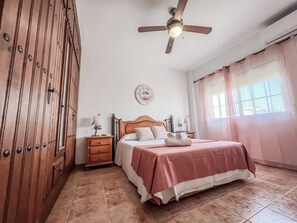 3 chambres, fer et planche Ă repasser, accĂšs Ă Internet, literie fournie