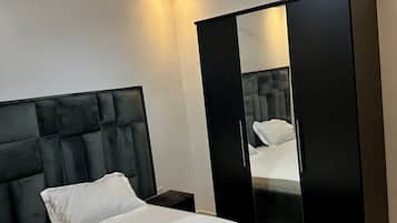 2 bedrooms, iron/ironing board, WiFi
