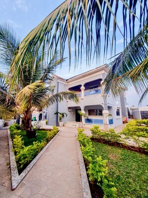 Property grounds - Star Light Apt #3 - The Retreat Apartments (Brusubi)