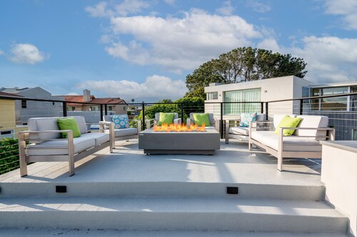 Ocean View Rooftop Deck + Walk to Beach