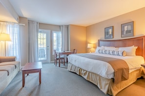 1 bedroom, iron/ironing board, WiFi, bed sheets - Chic 1-BDR Condo in Horseshoe Valley (Shanty Bay)