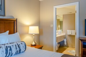 1 bedroom, iron/ironing board, WiFi, bed sheets - Chic 1-BDR Condo in Horseshoe Valley (Shanty Bay)