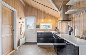 Fridge, stovetop, dishwasher, coffee/tea maker - Amazing home in Frørup with Wi-Fi (Frørup)