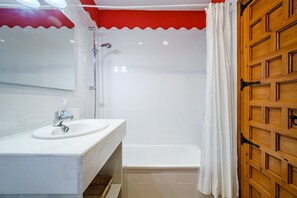 Sèche-cheveux, papier toilette