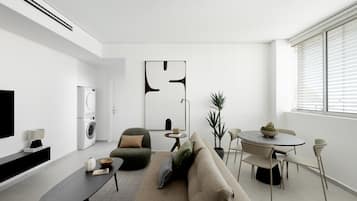 One Bedroom Superior Apartment with City or Sea View | Área de estar | TV