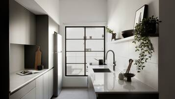 Apartamento econômico, 1 quarto | Cozinha privada | Micro-ondas, fogão, lava-louças, talheres/pratos/utensílios de cozinha
