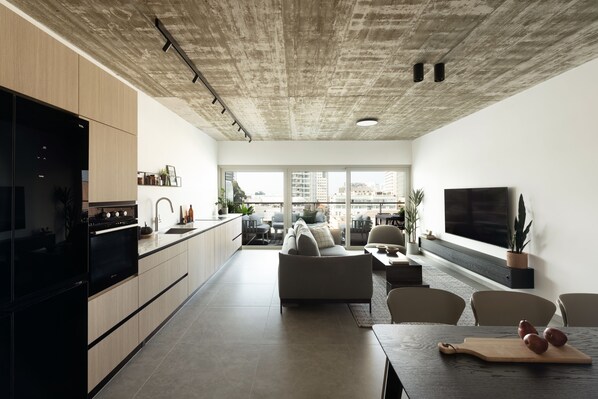 Loftsleilighet – superior, 2 soverom, 2 bad, sjøutsikt | Oppholdsområde | TV