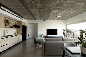 Loftsleilighet, 2 soverom, 2 bad, sjøutsikt | Oppholdsområde | TV