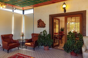 Lobby lounge