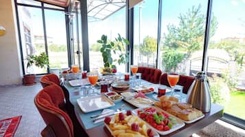 Desayuno continental gratuito y diario