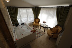 Rom – grand, 1 kingsize-seng | Sengetøy av topp kvalitet, minibar og skrivebord