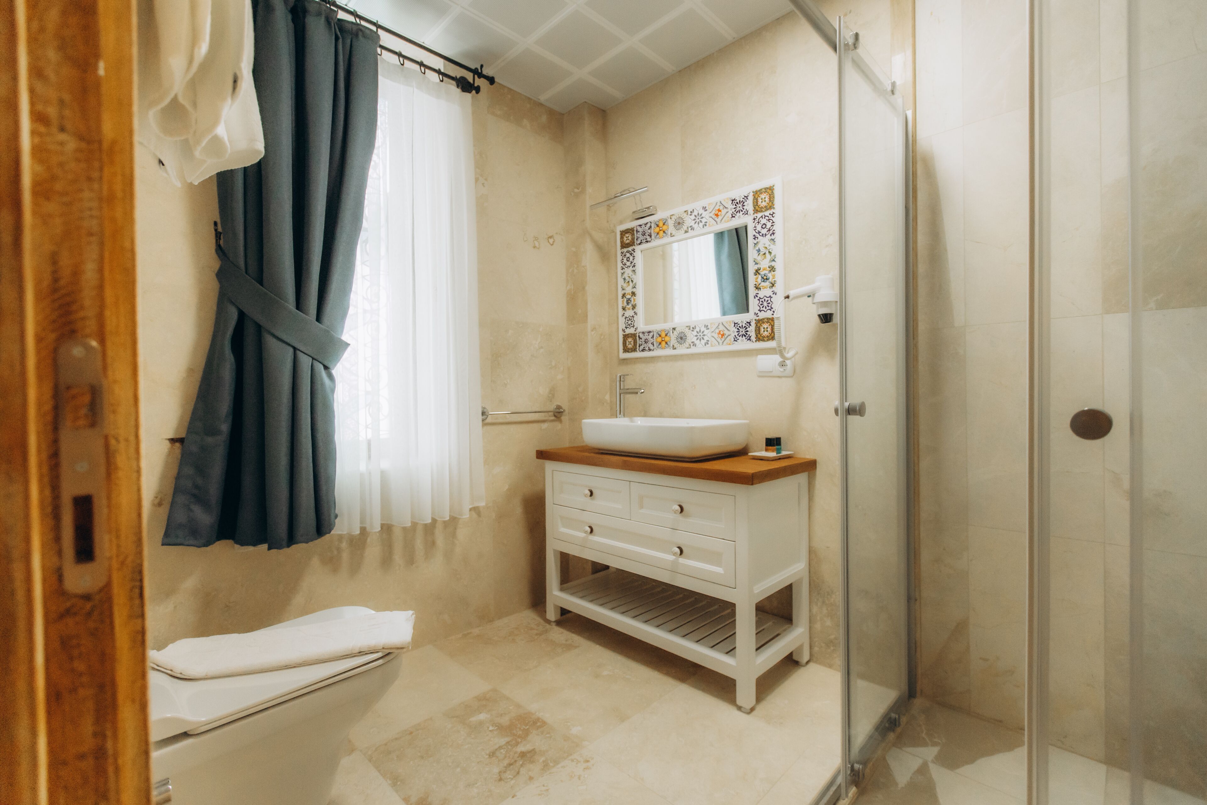 Deluxe Room | Bathroom | Shower, rainfall showerhead, free toiletries, hair dryer